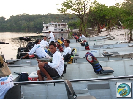 Fotos da cabine de comando e dos equipamentos e pessoal de apoio que acompanham o barco hotel TUMBIRA